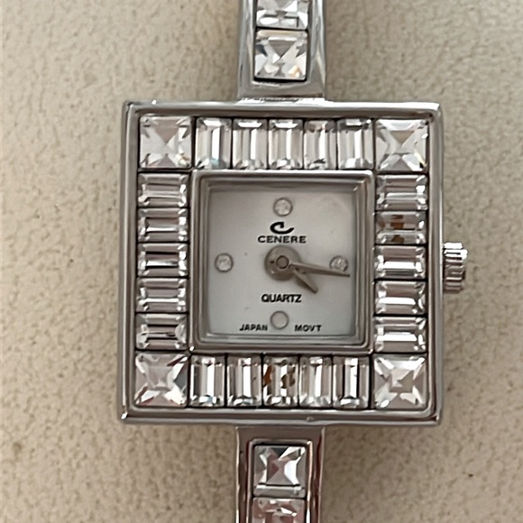 Both Cenere Watch Ladies
Elegant Chrystal Rhinestones
Hinged Quartz No Battery - Picture 2 of 4